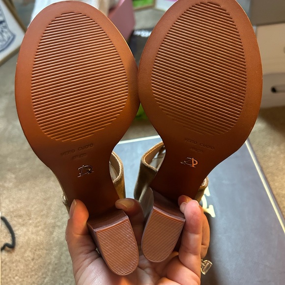 NIB Vince Camuto Signature tan suede sandals, gold hardware, size 6 - Picture 4 of 8